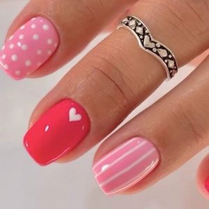 ✨Feminine✨ Pink and white hearts and stripes press on nails 💅🏼